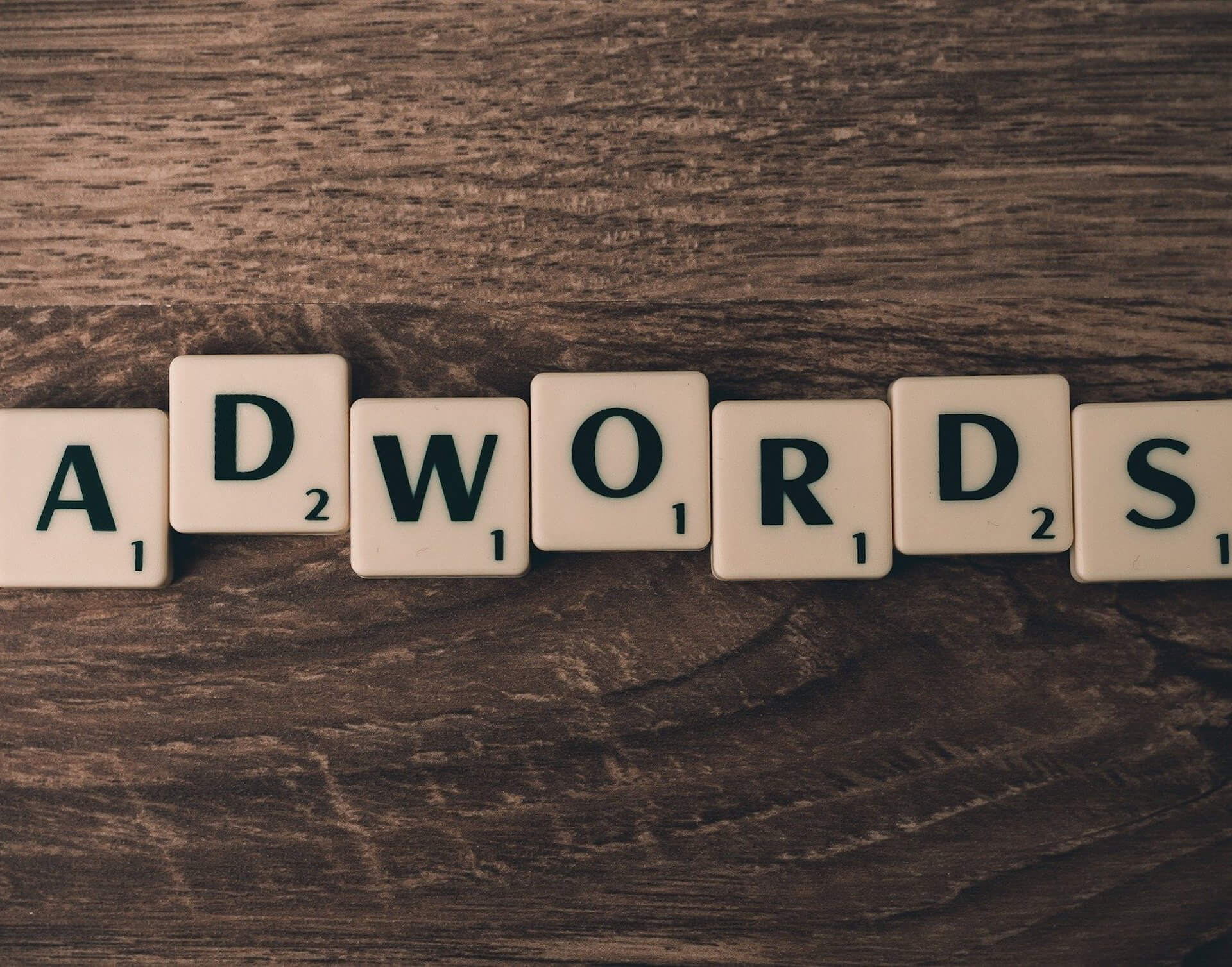 Lettres de Scrabble formant le mot Adwords